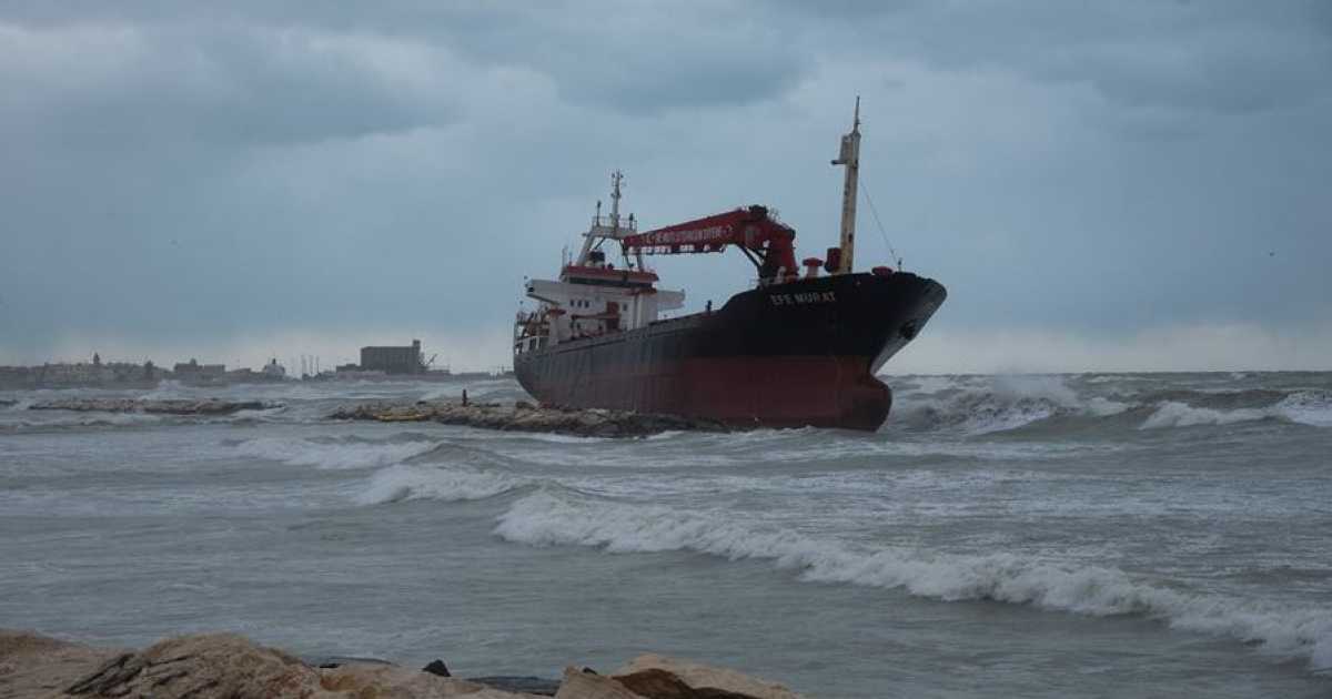 Bari, nave arenata: chiuso al traffico il lungomare di Pane e Pomodoro